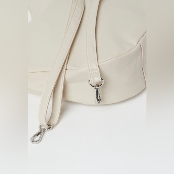 🎁 FREE ADD ON Like New H&M | Light Beige Faux Leather Medium Size Bag - Picture 4 of 4